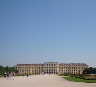 Schönbrunn vom Brunnen aus gesehen