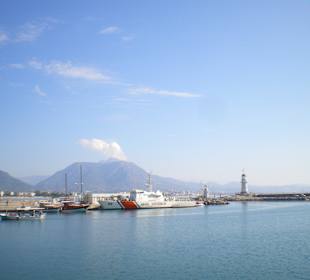 Langsames Ausfahren aus dem Hafen