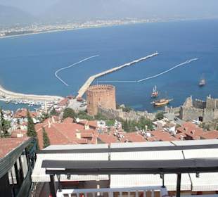 Czerwona wieża i port