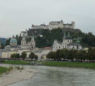 Salzburg: die Salzach (Blick zur Hohensalzburg)