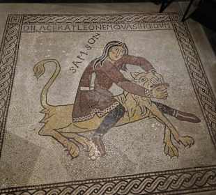 Bodenmosaik in der Krypta