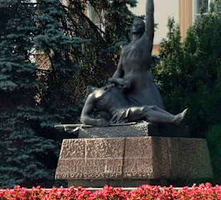  Pomnik Partyzanta przy rondzie De Gaulle'a