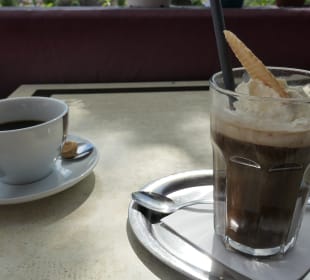 Kaffeepause beim Café am Rosengarten