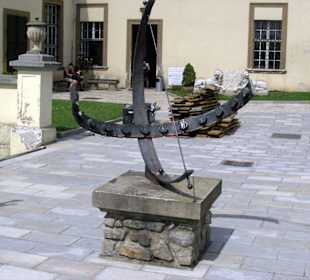 Sonnenuhr im Innenhof