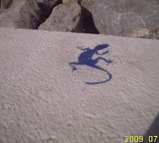 Gemalter Gecko auf Stein