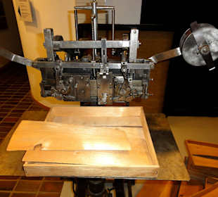 Maschine zum Verschluss von Fischkisten