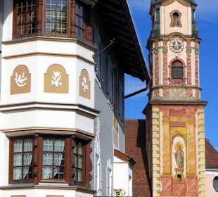 Der bunt bemalte barocke Kirchturm