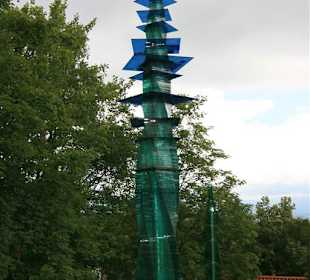 Gläserner Wald auf der Wiese vorm Dichterturm
