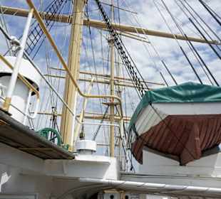 Auf Deck mit Beiboot