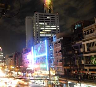 Beleuchteter Tower bei Nacht
