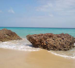 Strand auf der linken Seite entlang