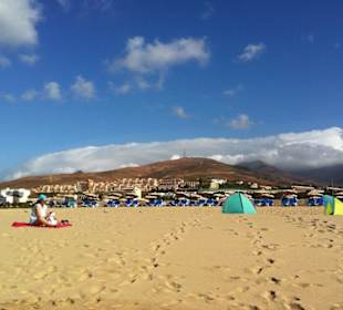 Blick vom Strand auf die Hotelanlage