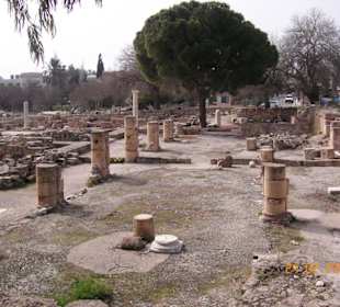 Ausgrabungsfeld vor der Kirche