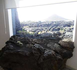 Lava mit Gebäude verbunden