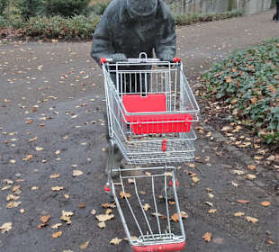 Ansichten des Kunstwerks "Bronzemann"