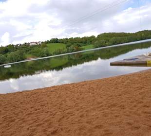 Mit Seilzug Wasserskifahrten