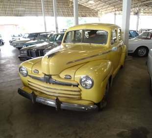 In der Haupthalle des Jesada Fahrzeug Museums