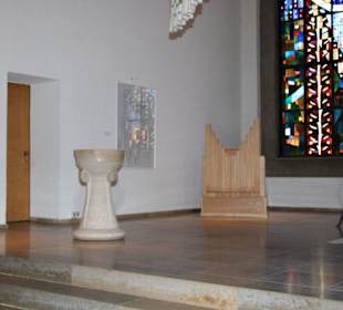 Taufstein im Chorraum