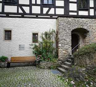 Im Kapellenhof der Burg Zwernitz