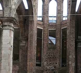 Blick zur Skulpturengruppe Trauernde Eltern