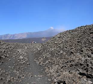 Lavafeld mit Blick auf den Ätna