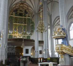 Sonnenorgel und Kanzel in der Peterskirche