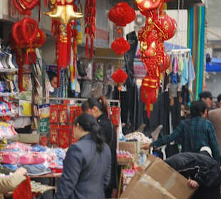 Der Verkaufsstand mit den roten Girlanden