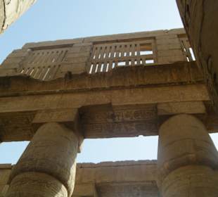 Im Säulenpalast nach oben hin fotografiert