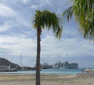 Blick vom Strand zu den Kreuzfahrtschiffen