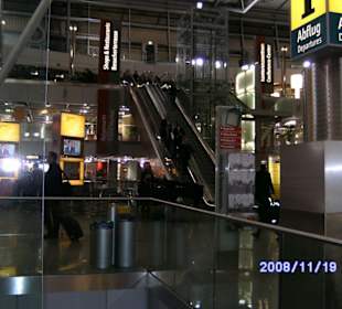 Klavierspieler im Hintergrund