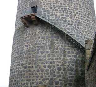 Der Turm mit Außentreppe.