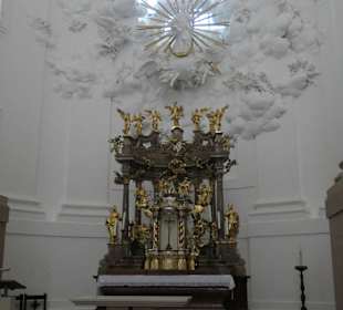 Die Kollegienkirche am Universitätsplatz