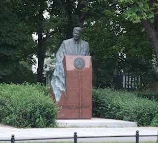 Al. Ujazdowskie, pomnik Ronalda Reagena