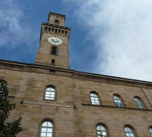 Das Rathaus mit 55 Meter hohem Rathausturm