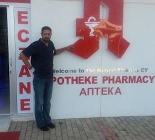 Der Apotheker vor seiner Apotheke in Türkler