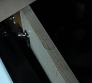 Dieser Fleck stammte bestimmt noch von der intakten Minibar ... von uns war der nicht :-( Mercure Paris 19 Philharmonie La Villette