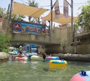 Fluss mit Schwimmringen 