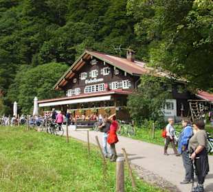 Viele Menschen vor dem Giebelhaus