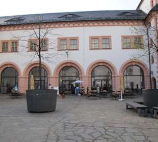 Innenhof mit Shop & Cafeteria