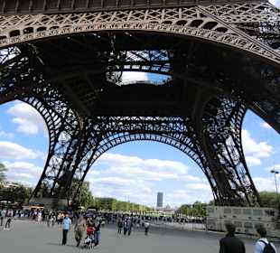 Eiffel Turm, 30 min mit der U-Bahn vom Hotel Formule 1 Genne