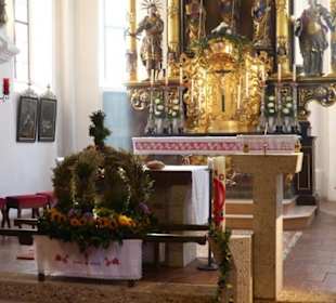Kirche von Dienten / Altar mit Erntekrone