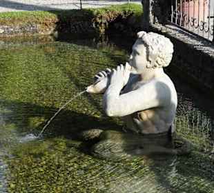 Skulptur im Wasser vor dem Römischen Theater
