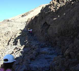 Pfad auf den Gipfel entlang des Kraters