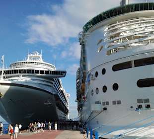 Im Hafen von Kusadasi, Fähre nach Samos ist kleiner