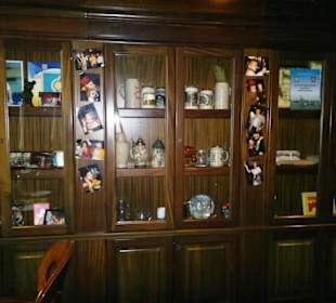 Vinogradoff Sammelstücke Schrank