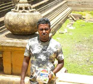 Sumi bei der Erklärung des Twin Ponds Anuradhapura