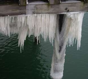 Eingeeiste Seebrücke