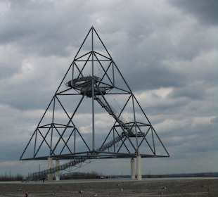 Beeindruckende Stahlpyramide