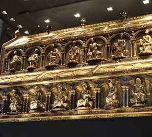 Blick auf den goldenen Schrein im Kölner Dom