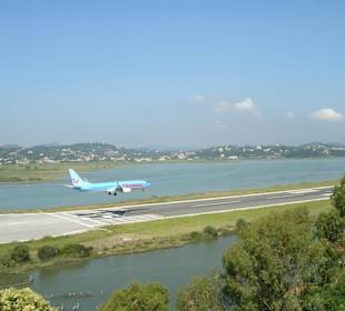Flugzeug landet von Terrasse aus gesehen